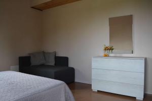 1 dormitorio con vestidor, 1 cama y un cajón en casale dei cinque colli APPARTAMENTO, en Ostra