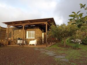 un pabellón con una mesa frente a una casa en Dos Violetas, en Mocanal