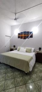 sypialnia z dużym łóżkiem w pokoju w obiekcie Hostal Tah Itza w mieście Flores