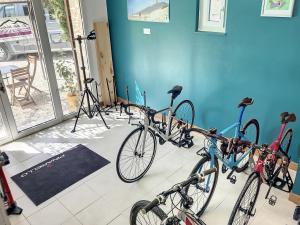 een groep fietsen geparkeerd in een kamer bij La belle histoire gîte Luberon in Bédoin