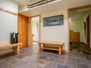 een kamer met een houten bank en een tafel bij Snowline Grand Lodge in Glacier