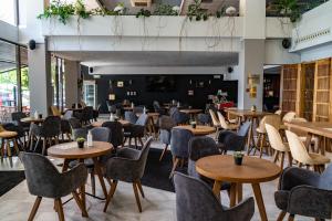 Reštaurácia alebo iné gastronomické zariadenie v ubytovaní LEPANTO BEACH HOTEL