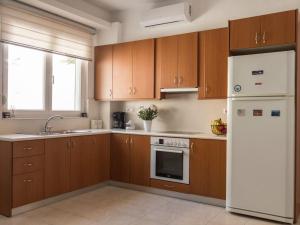 A kitchen or kitchenette at Come & Stay apt