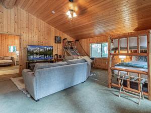 een woonkamer met een bank en een stapelbed in een hut bij Stargazer Chalet in Glacier