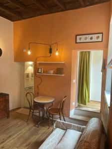 uma sala de estar com uma mesa e cadeiras e um sofá em Domus Remi em Roma