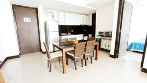 La cuisine est équipée d'une table, de chaises et d'un réfrigérateur. dans l'établissement Apartamento frente al mar - Cartagena, à Carthagène des Indes