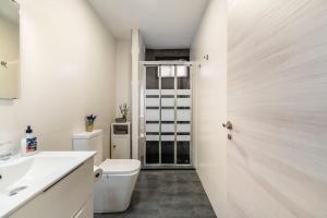 ein Bad mit einem WC und einem Waschbecken in der Unterkunft Apartamento Casa da barbeira in Cangas