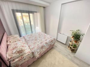 a living room with a bed and a window at Merkezi konumda yeni dekore edilmiş şık daire in Mersin