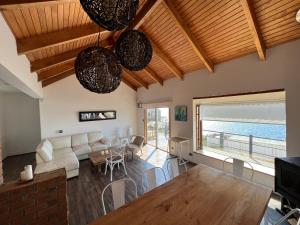 a living room with a couch and a table at Linda casa con terraza y vista al mar in Viña del Mar