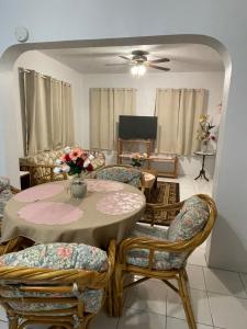 uma sala de estar com mesa e cadeiras em The Villas of John St. Rose em Christiansted