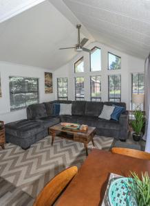 Χώρος καθιστικού στο Sun & Snow Chalet Breckenridge, a dog lovers dream!