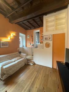 uma sala de estar com uma cama e uma cozinha em Domus Remi em Roma