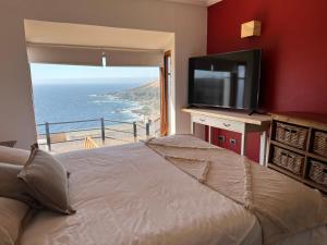ビーニャデルマールにあるLinda casa con terraza y vista al marのベッドルーム(大型ベッド1台、大きな窓付)