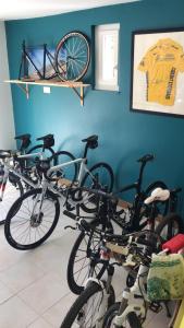 Un montón de bicicletas están alineadas contra una pared. en La belle histoire Gîte Ventoux, en Bédoin
