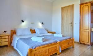 Posteľ alebo postele v izbe v ubytovaní Nikos Kalamaki Corfu