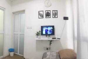 A television and/or entertainment centre at Homestay Ibu Shah Alam with pool near icity uitm