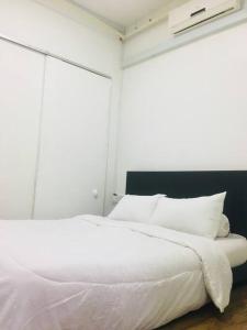 A bed or beds in a room at Homestay Ibu Shah Alam with pool near icity uitm