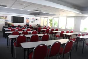 Televízia a/alebo spoločenská miestnosť v ubytovaní LEPANTO BEACH HOTEL