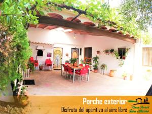 een patio met een tafel en stoelen in een huis bij Casa Rural Don Alonso in Villalgordo del Jucar