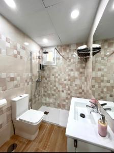 y baño con aseo, ducha y lavamanos. en Maximilian Dreams, en Madrid