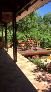 porche con mesa y sillas en el patio en El Teyu de Garupa en Garupá