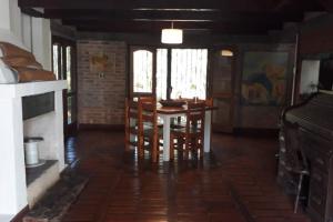 a dining room with a table and chairs at El Teyu de Garupa in Garupá