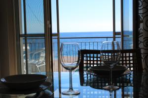 deux verres à vin assis sur une table devant une fenêtre dans l'établissement I Cardellini, à Mascali