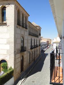 un bâtiment situé sur le côté d'une rue dans l'établissement Almagro a un paso, à Almagro
