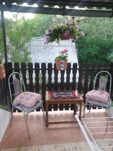 A seating area at SZERETET FA-HÁZ VÁSÁROSNAMÉNY GERGELYIUGORNYA