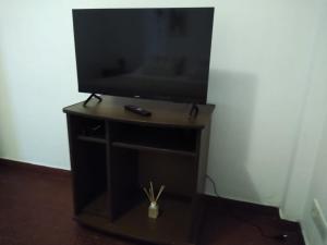 TV de pantalla plana en la parte superior de un soporte en Departamento 20 de Febrero Premium en Salta