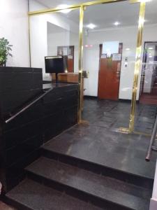 un pasillo con escaleras y una puerta en un edificio en Departamento 20 de Febrero Premium en Salta