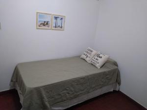 1 cama en una habitación con 2 almohadas en Departamento 20 de Febrero Premium en Salta