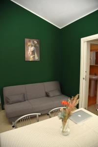 sala de estar con sofá y mesa en Appartamenti Casa Sofia, en Castello di Cisterna