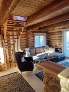 a living room with a couch in a log cabin at Brvnara Pahuljica Zlatar in Nova Varoš