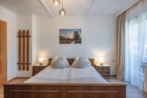 um quarto com uma cama grande e 2 mesas de cabeceira em Gästehaus Nassfeld em Tröpolach