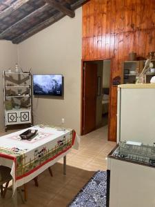 eine Küche mit einem Tisch und einem Kühlschrank in der Unterkunft Barrinha dos Ventos in São Lourenço do Sul
