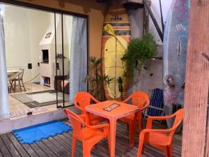 南聖洛倫索的住宿－Barrinha dos Ventos，阳台配有桌椅