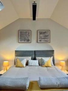 um quarto com uma grande cama branca e 2 candeeiros em The Coach House - *New Build in Traditional Style* em Todmorden