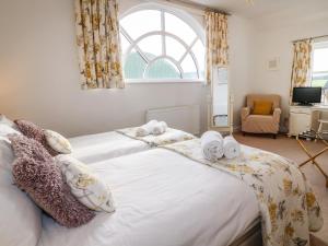 2 camas individuales en un dormitorio con ventana en Old Barn, en Lichfield