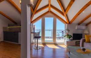 kuchnia i salon z widokiem na ocean w obiekcie Comfortable apartment near Opatija w mieście Matulji