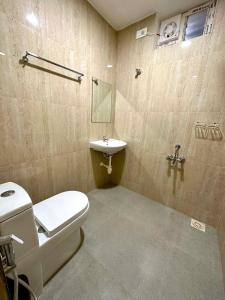a bathroom with a toilet and a sink at Hotel Ramakrishna in Mahabalipuram