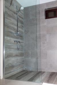 A bathroom at New! Cozy 1 Bedroom Condo- Gold Coast, Noord ARUBA