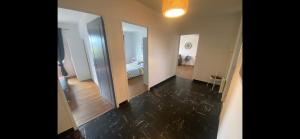 przedpokój z lustrem i łóżkiem w pokoju w obiekcie Fabuleux T3 de 85 m2, situé au calme avec grand parking gratuit privé ,Fibre wifi w mieście Saint-Gaudens +13 zdjęć