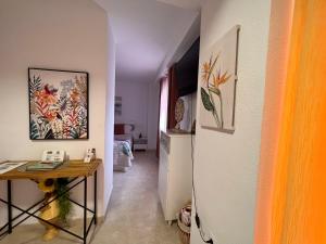 a hallway with a small table in a room at Estudios Costavigía Mazagón by Ramona in Mazagón