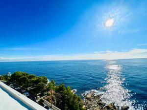 een uitzicht op de oceaan vanuit een resort bij Suite Casa del Sole 22 - Fronte mare in Sanremo