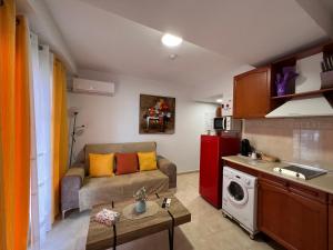 a living room with a couch and a kitchen at Estudios Costavigía Mazagón by Ramona in Mazagón
