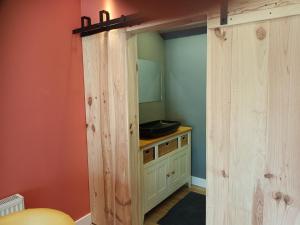 a room with a kitchen with a wooden door at Beemster b&b in Zuidoostbeemster