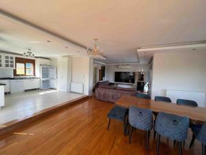 Η κουζίνα ή μικρή κουζίνα στο Nefes URLA Villa