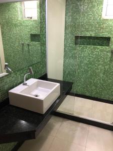 Bilik mandi di Hotel Serrano