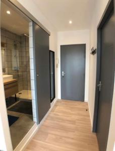 a hallway with a door and a bathroom with a sink at Sète : Superbe appartement 2 pièces refait à neuf in Sète +2 photos